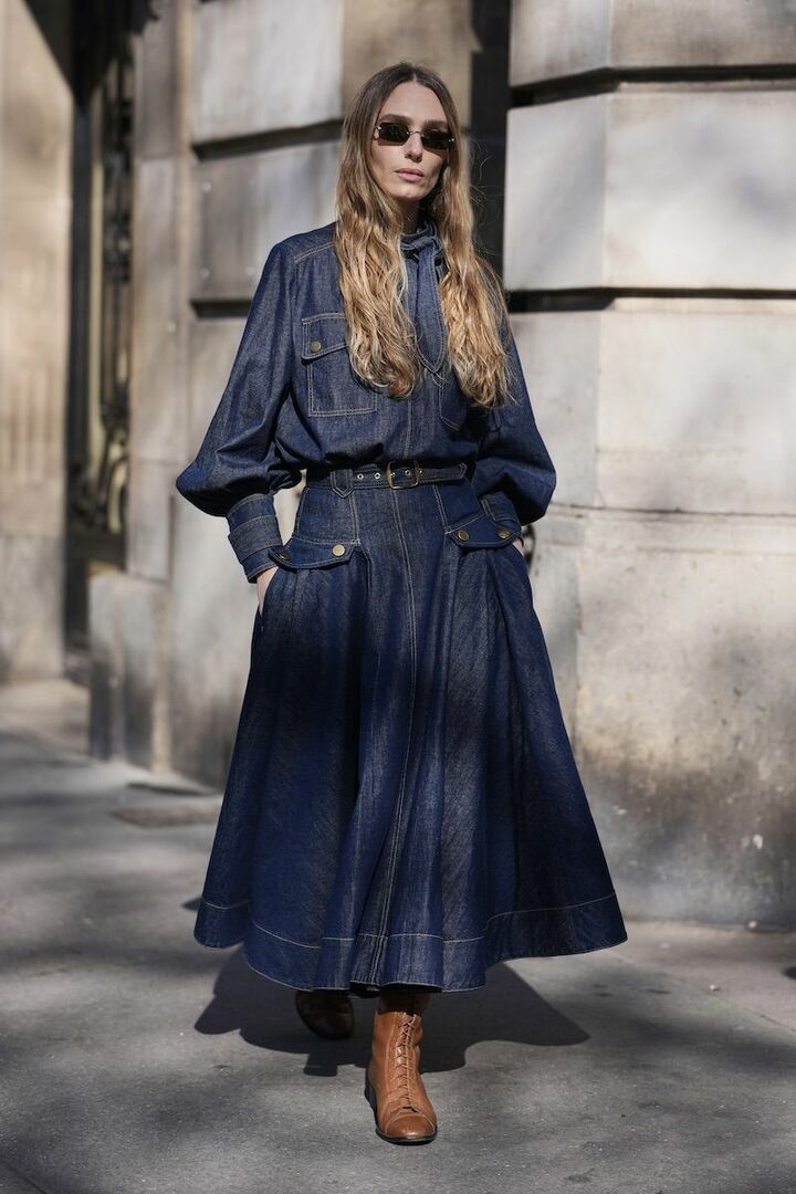 ウエストと足元をコンパクトにまとめ、リズムを感じるシルエットへ。