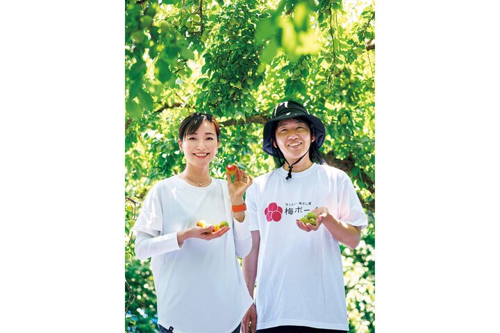 和歌山県の「梅ボーイズ」を訪問した大江麻里子さんと「梅ボーイズ」の山本将志郎さん