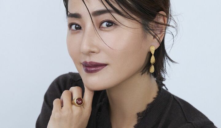 さり気なくも別格の洗練感が漂う、一点豪華な「グリッターリップ」