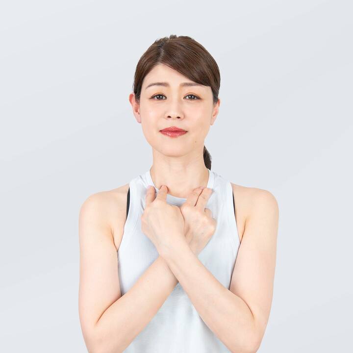 人さし指と中指を鎖骨にグッと引っ掛ける