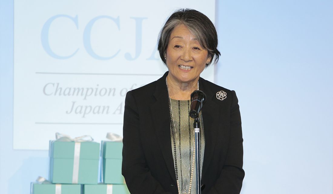厚子・東光・フィッシュさんは、本年の秋の叙勲において、日本人女性の社会進出に大きく寄与した功績を称えられ、日本政府より旭日小綬章を授与されました。