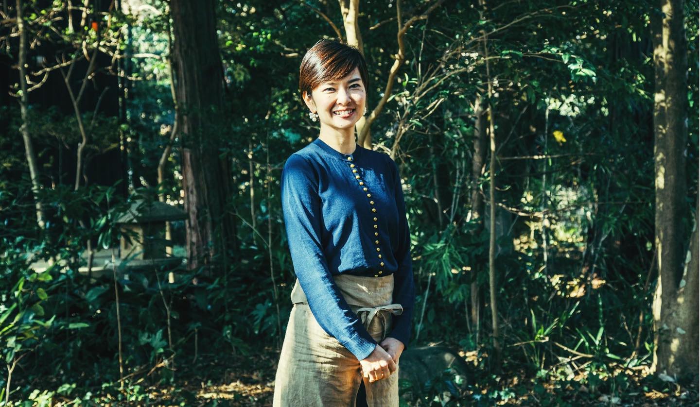 アトリエの前の岡崎裕子さん