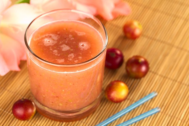 カムカムの果実を絞って作ったジュースがよく飲まれている
