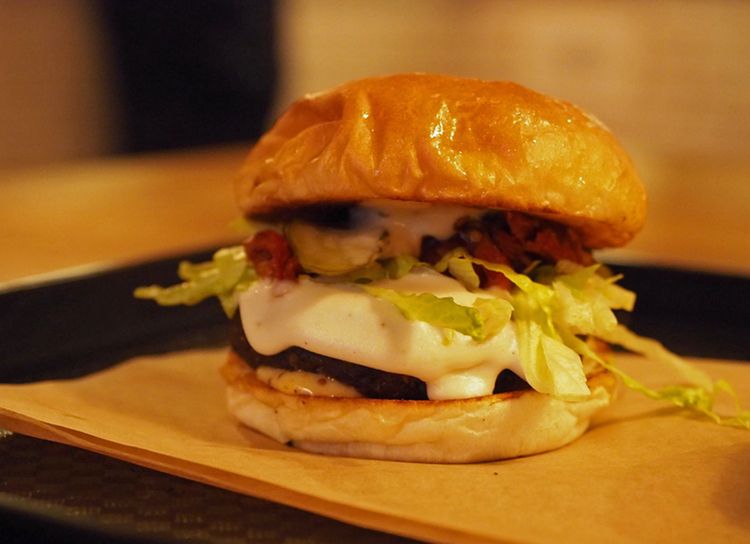 セミドライトマトの酸味が絶妙な『SUPERIORITY BURGER』800円(税込)。1つでお腹いっぱいになるほどボリューミー