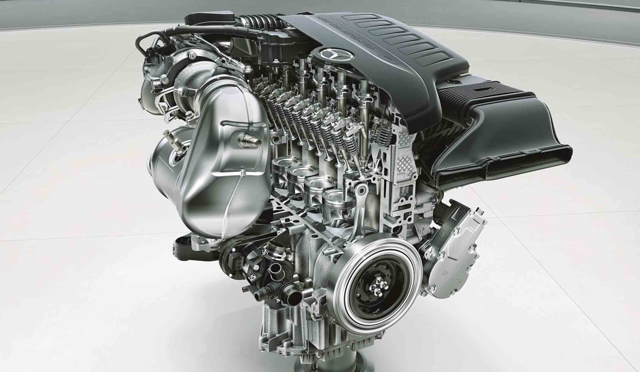こちらが新たに導入された直列6気筒エンジン「M256」。左右で3気筒ずつのV型よりも全長が長くなるところを、ベルトレスその他の革新的技術を用いることで、コンパクトに収めた。