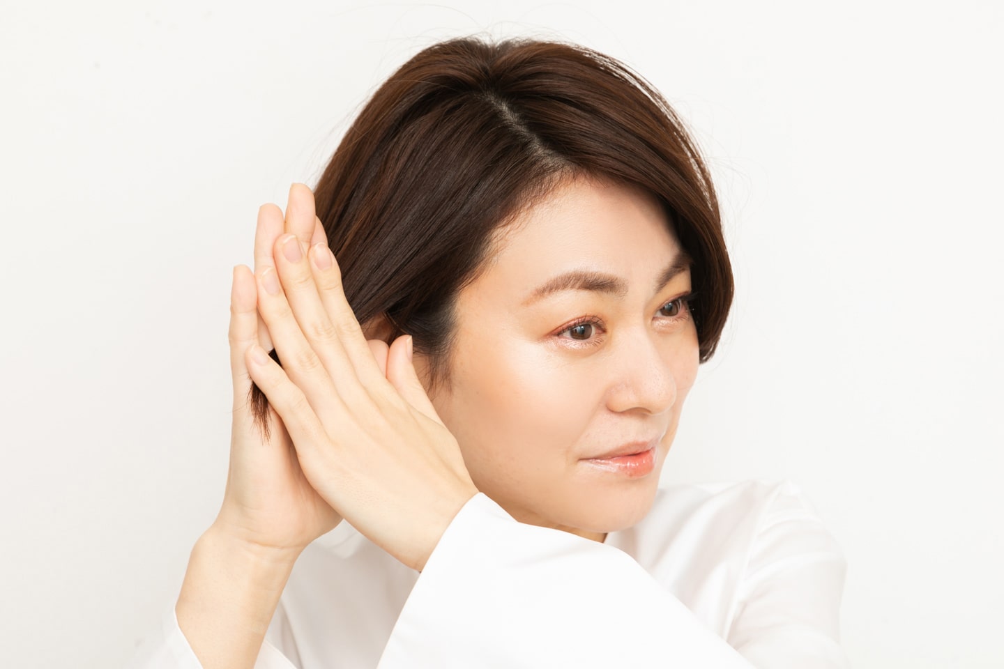 クリームタイプのワックスを少量、手のひらにのばし、毛先を中心に全体にもみ込んで動きを出す。