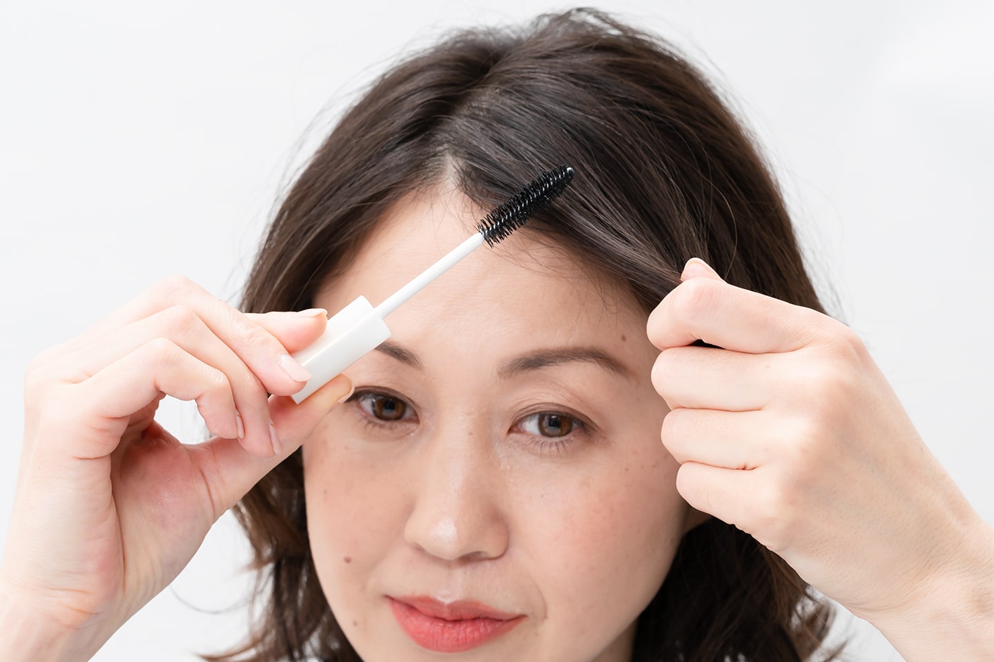 顔周りのフワフワした細い髪を落ち着かせる。