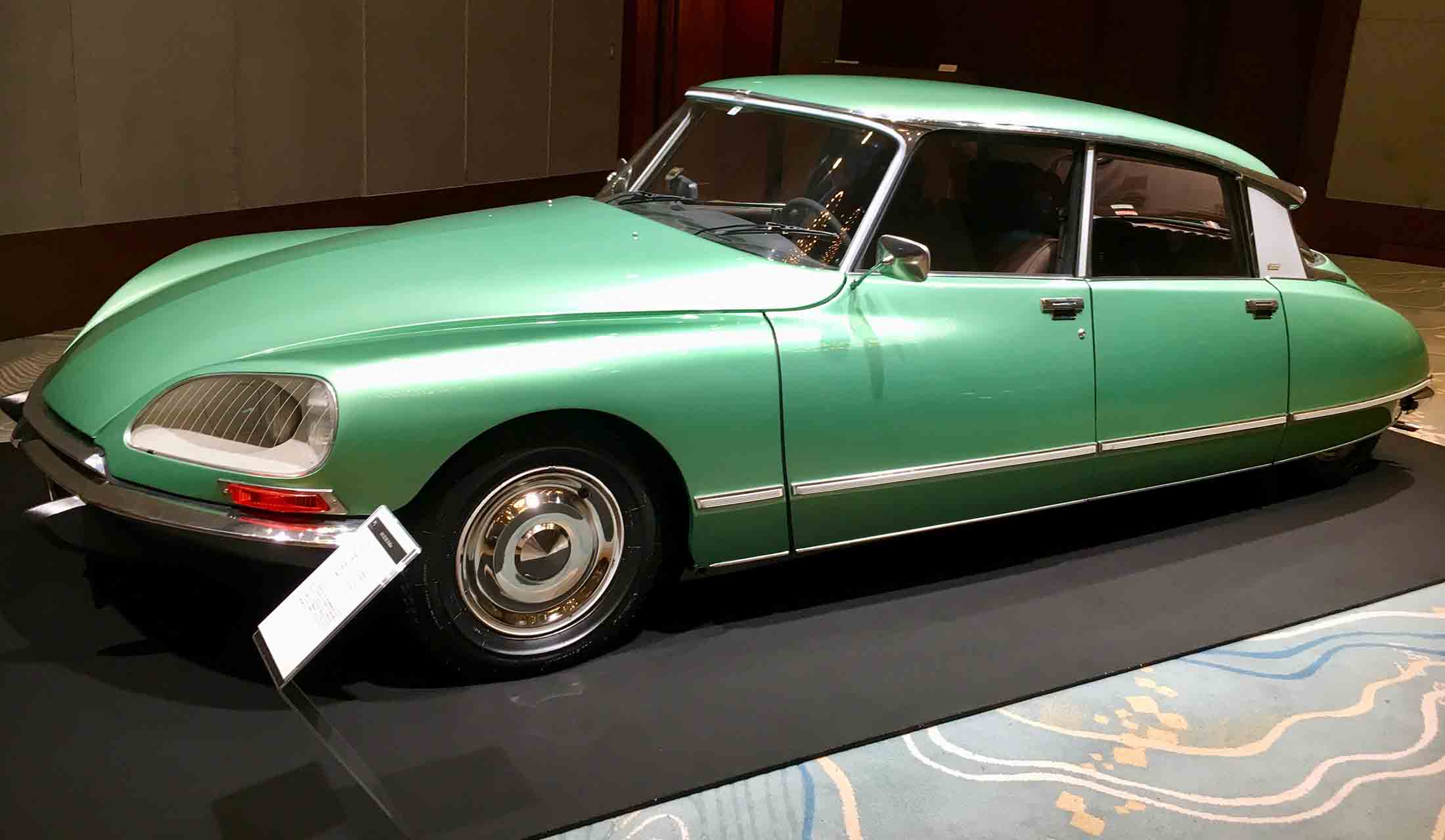 こちらはブランド名の由来となった名車「DS」。もはや二度と現れないであろう、個性的で美しい宇宙船ボディと独創的なメカニズムは、DSブランドの哲学として生き続ける(はず)。