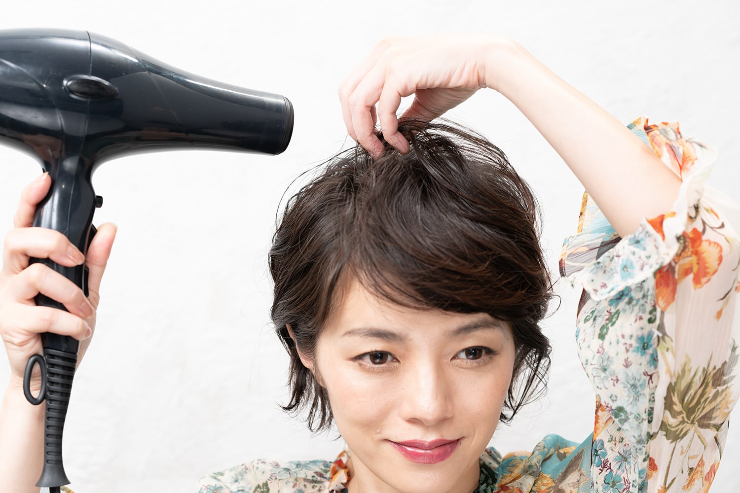 頭頂部の髪の毛をつまんで根元の水分を飛ばすように乾かす。