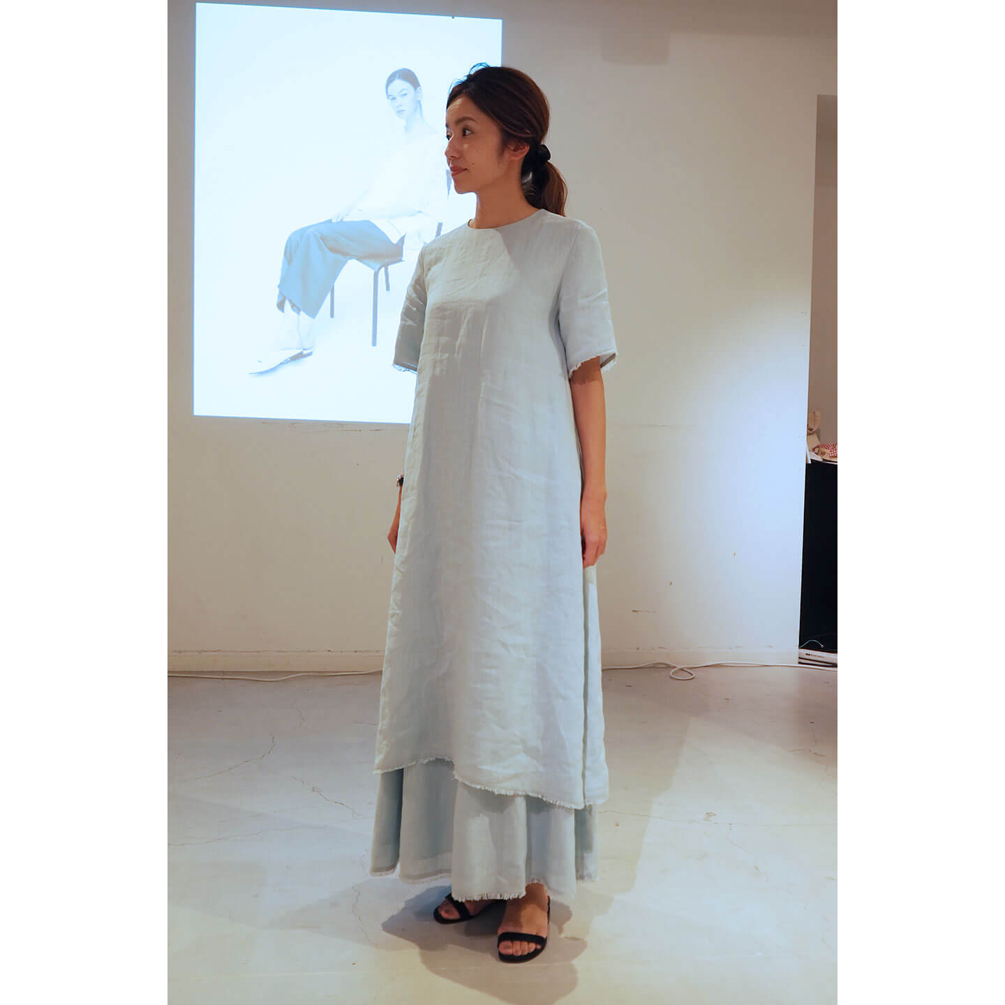 リネンワンピース¥52,000・リネンスカート¥46,000(ともに税抜)