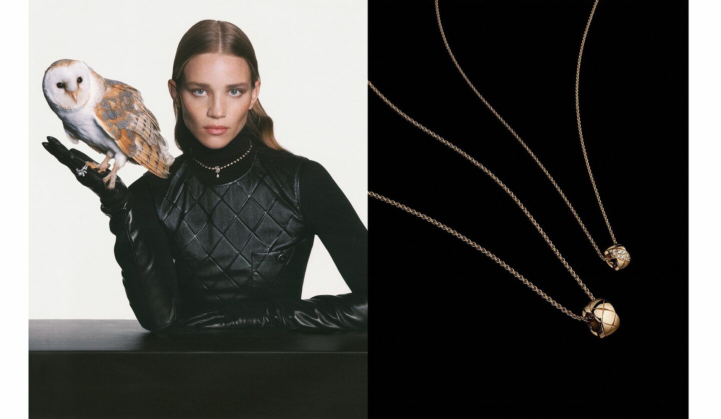 「シャネル」ポップアップ イベントの入り口でゲストを出迎えるフクロウと女性モデルの画像