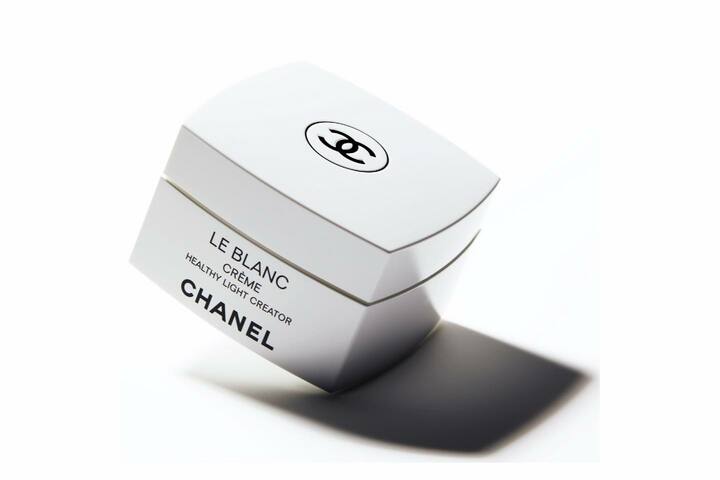 肌細胞を活力に満ちた状態に高め、ストレスに対する抵抗力をつけておくことで、美白効果をさらに引き出せるように。保湿力もアップ。シャネル ル ブラン クリーム HL50g ￥13,500［医薬部外品］
