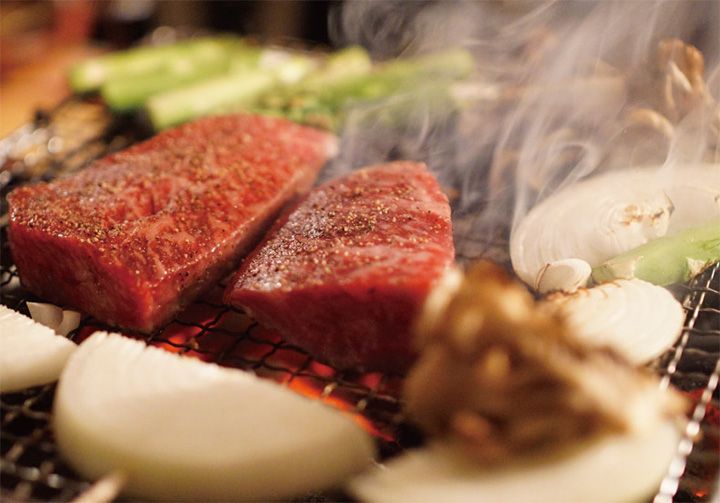 豪快に焼いたジューシーな肉や魚介類