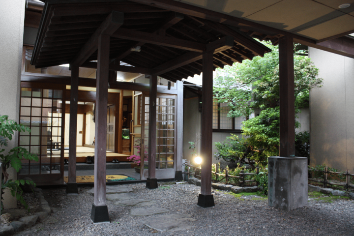 「割烹旅館 松屋」の玄関