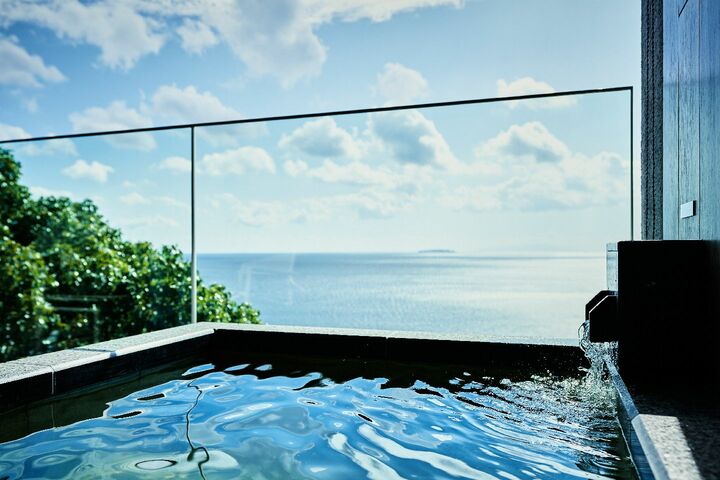 Disfruta de la experiencia más lujosa de convertirte en uno con el mar y el cielo en el baño al aire libre