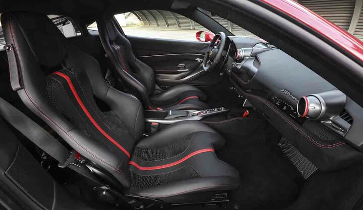 エレガントなタンの内装もあれば、写真のようにレーシーな仕様もある。