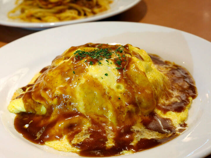 トロトロの卵とソースがかかっているカバータイプの食べ方マナー