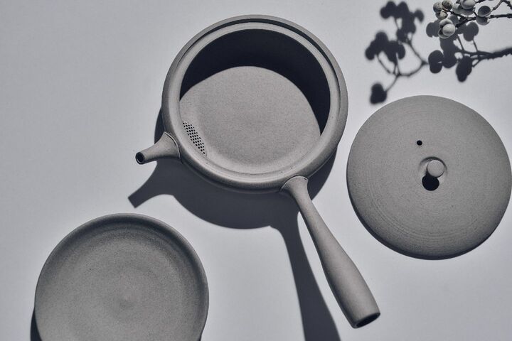 時計のモチーフから着想を得た、平らで洗練された美しいフォルムが特徴の「TOK」。
