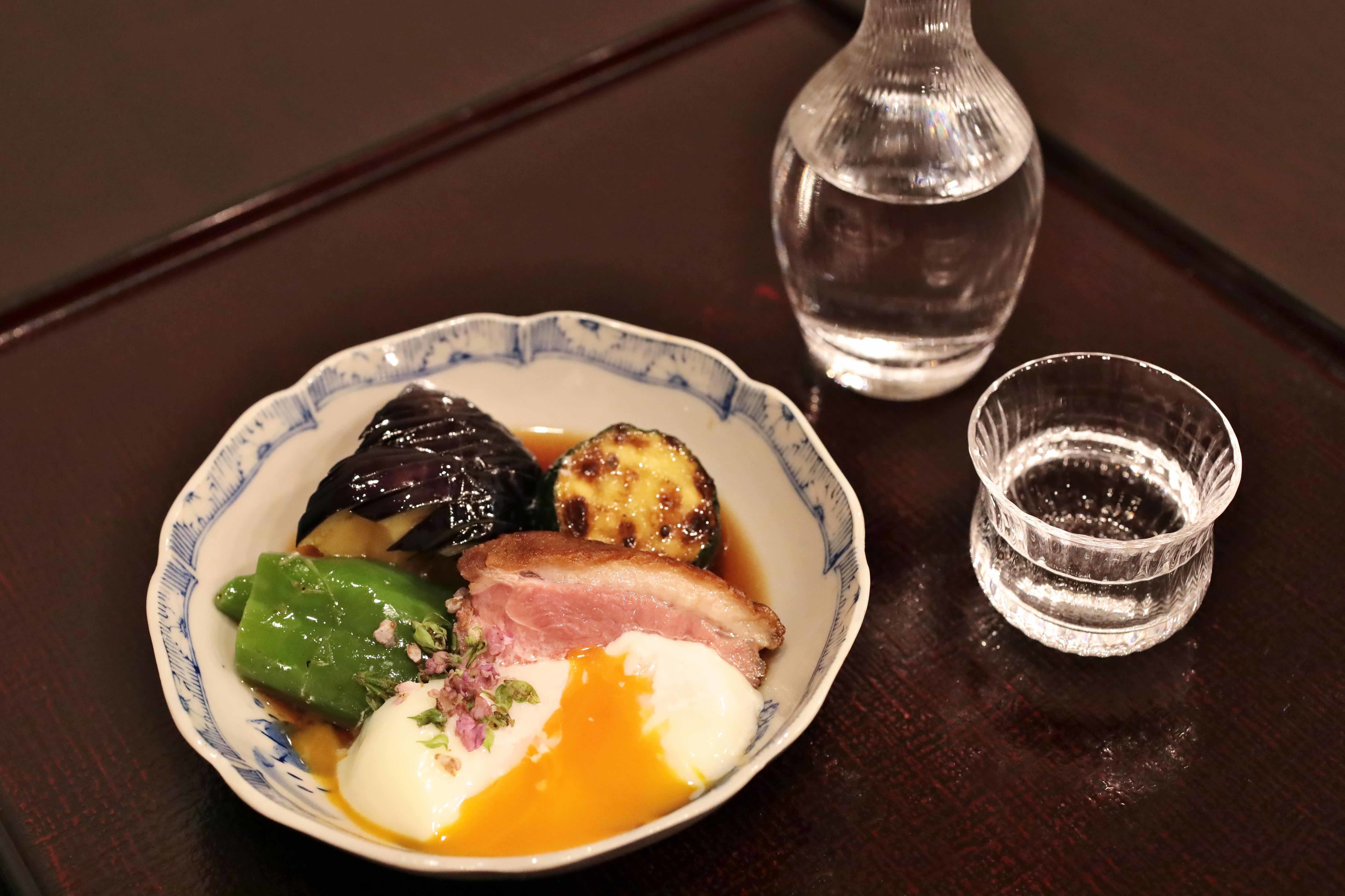 出汁につけた鴨のロースト、なすの揚げ浸し、ズッキーニの焼き浸しなど、食材ひとつひとつの調理に手間をかけた、冷やし煮物。温泉たまごのとろりとした黄身をからめていただくとさらに満足感が増す。この時期、合わせる酒は、きりりとした冷酒がおすすめ。日本酒は一合¥960〜
