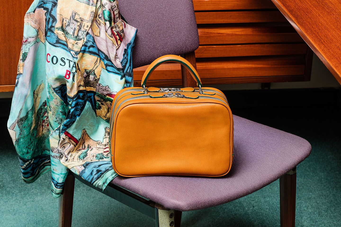 1969年に発売となったウィメンズの「セリエ エス」。新作ではディテールがアップデートされていますが、フォルムはこのときと同じ。時を超えたデザインだということが実感できるアーカイブ写真です。PHOTO : Delfino Sisto Legnani/Valextra