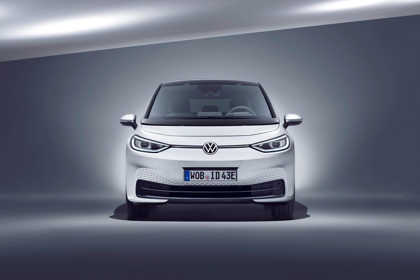 いわゆるグリルレスであるものの、一目でVWとわかるフロントマスク。
