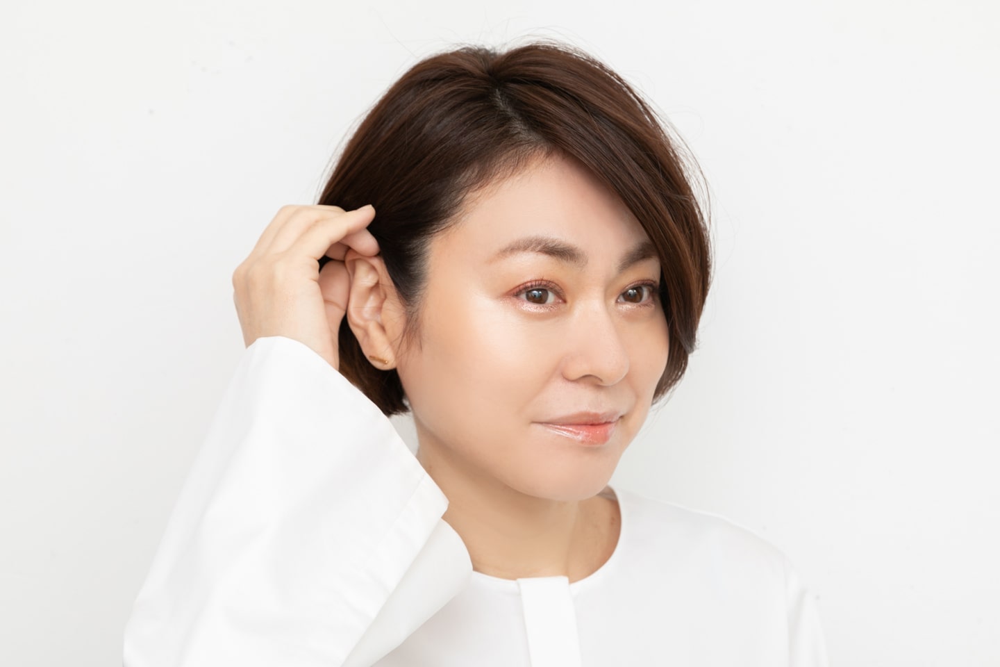 分量の少ないサイドの髪を耳にかけ、ボリュームをおさえる。左右のバランスにメリハリがつく。