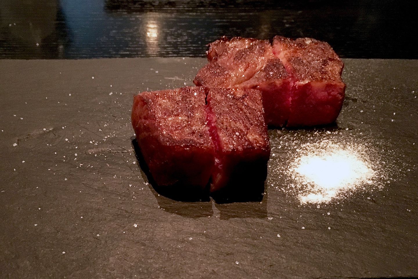 鉄板の上でスッと切り分けられたサーロイン。表面はしっかりと焼き色が入り、肉の美しさも際立つよう。その美味しさをシンプルに味わうべく、振られた塩のみで一口。
