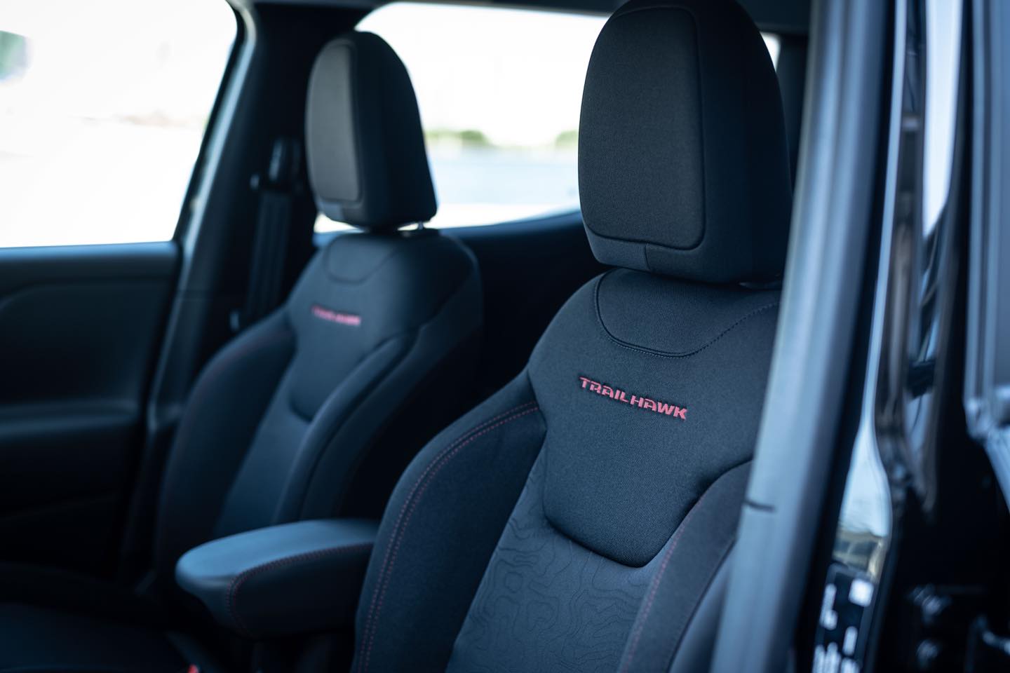 TRAILHAWK 4xeのシートはプレミアムファブリック張り。