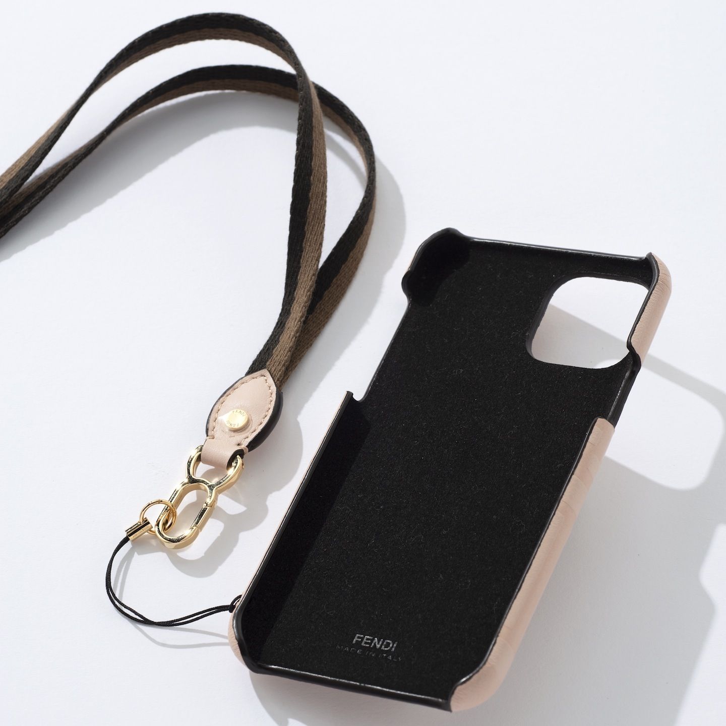 フェンディのストラップ付き新作iPhoneケース
