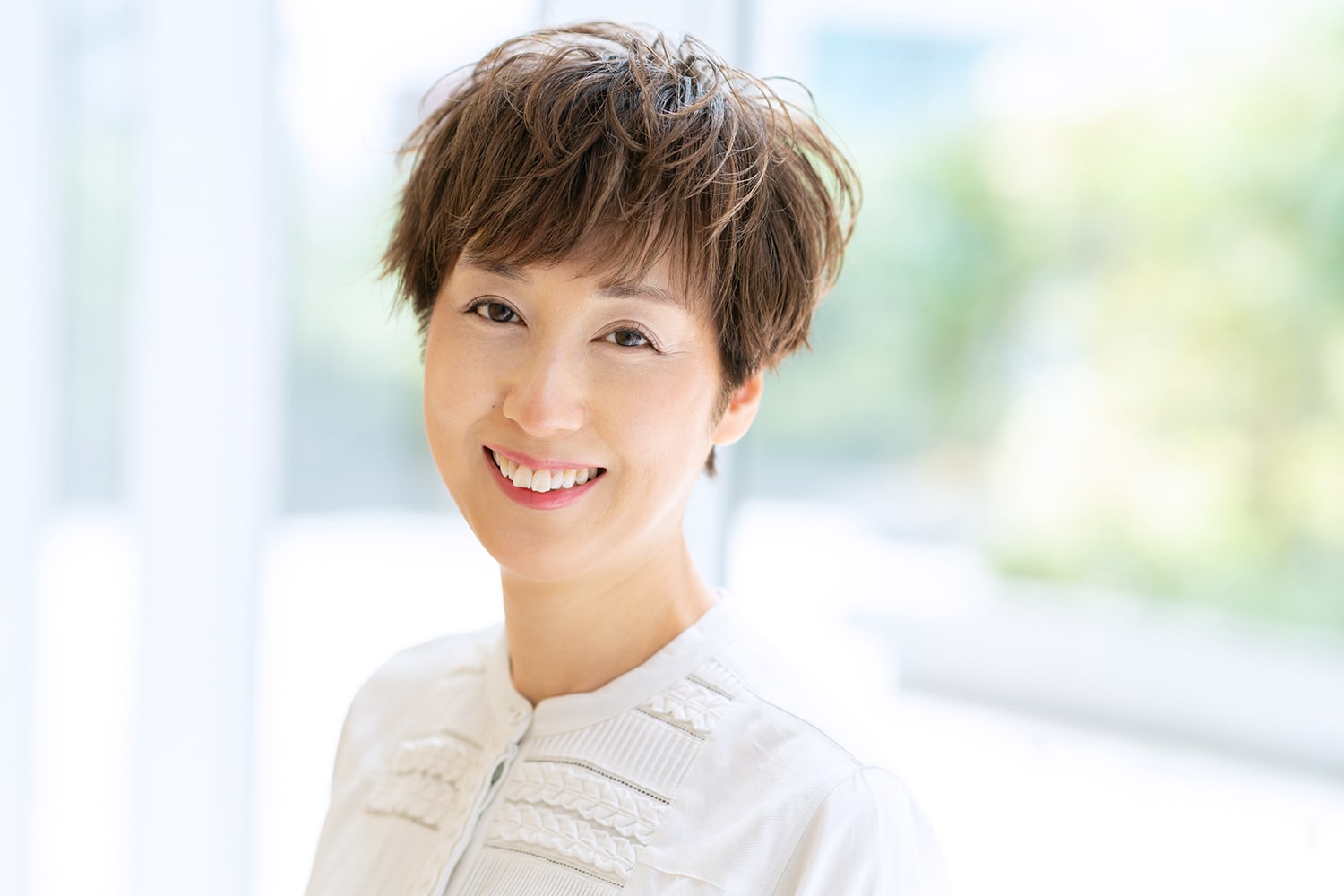 ランダムに動く毛束の透け感が絶妙!洗練されたシルエットにうっとり