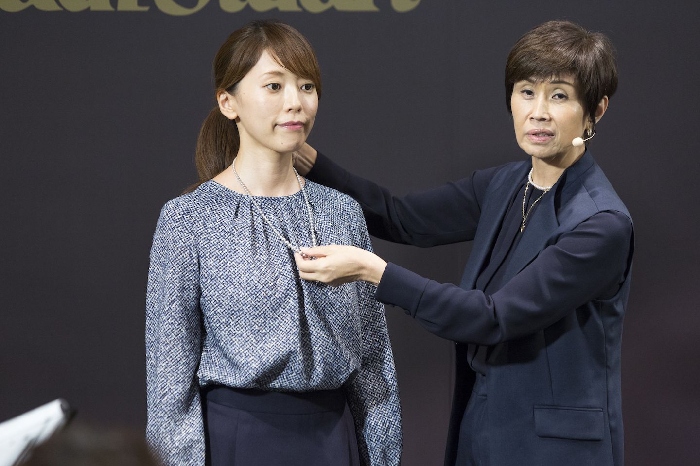 上着を着ない日など首元が寂しく感じるときには、ロングのパールネックレスを合わせて華やかさをプラスしたいもの。首の後ろで全体の長さをアジャストできるこちらのパールネックレスは、服とのバランスに合わせて長さを変えられる、着回し力の高いアイテムです。急なお食事会などにも対応してくれるので、オフィスのロッカーなどにストックしておくと便利そうです