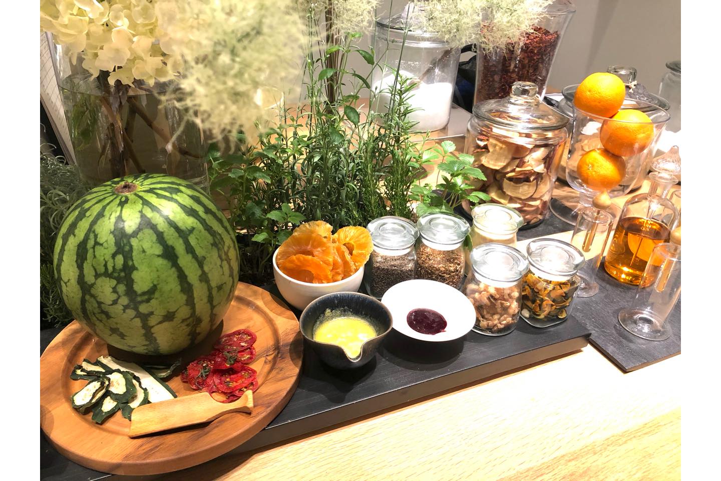 季節のフルーツや野菜、ハーブやスパイスがいっぱい!