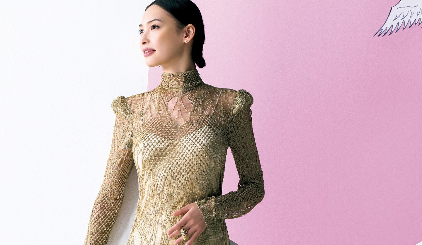 ディオールの淡いペールゴールドのドレスを着用した大政絢さん