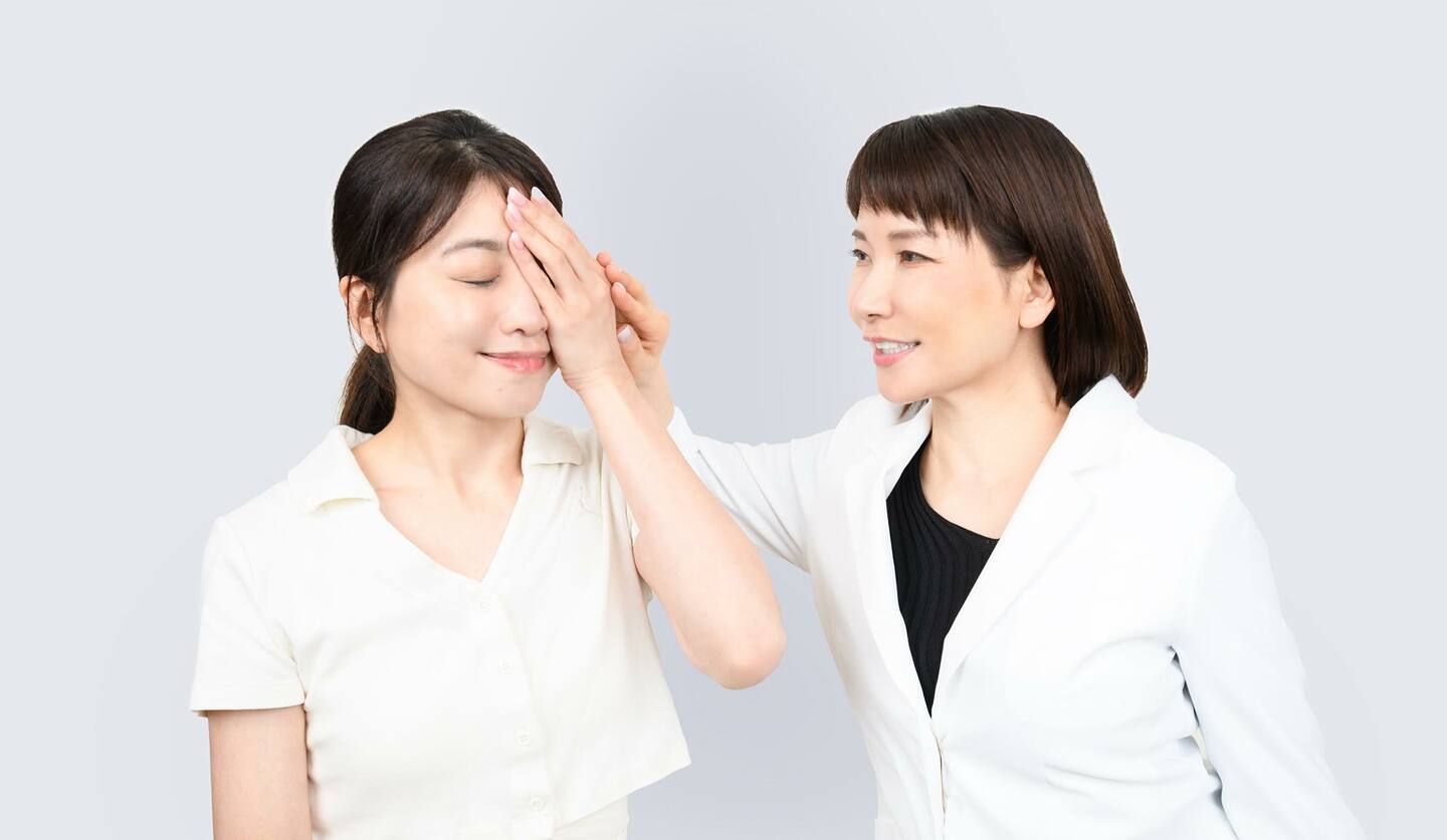 エイジングデザイナーの村木宏衣さんがデジタル疲労の眼精疲労と脳疲労を解消するためのメソッドをモデル女性に指導している画像