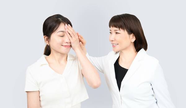 スマホでお疲れの目をリセット!【村木宏衣さん指導】酷使した目&脳疲労までリセットできる“パーミングメソッド”とは?