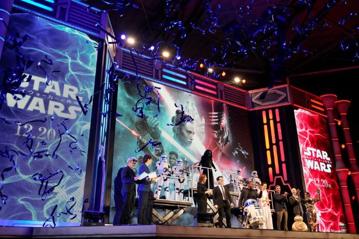 2019年12月11日、六本木ヒルズで行われたレッドカーペットイベントのステージ。