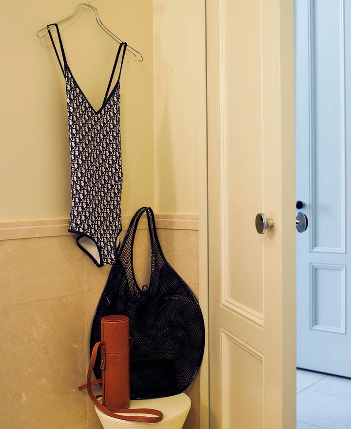 スイムウエア￥150,000／ポーチ付き（クリスチャン ディオール〈ディオール〉）、バッグ［縦55×横36cm］￥199,100（リシュモン ジャパン〈アライア〉）、ボトルケース￥220,000（ジルサンダージャパン〈ジル サンダー＋ バイ ルーシー アンド ルーク・メイヤー〉）