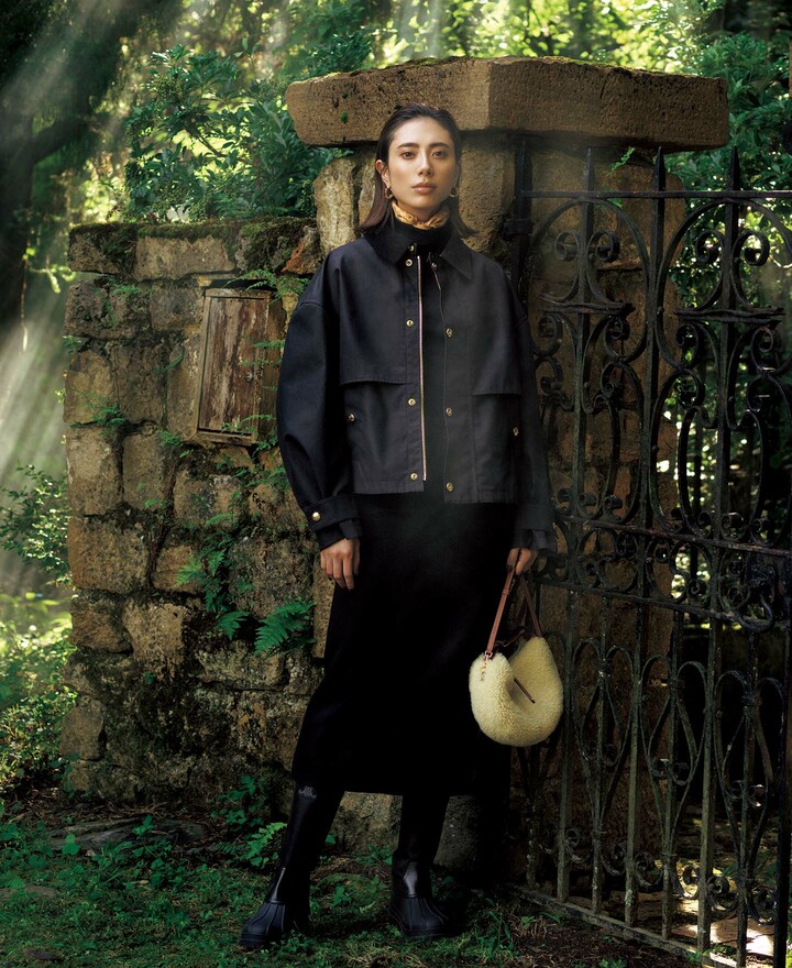 セリーヌのウエアを着用したモデルの土屋巴瑞季さん