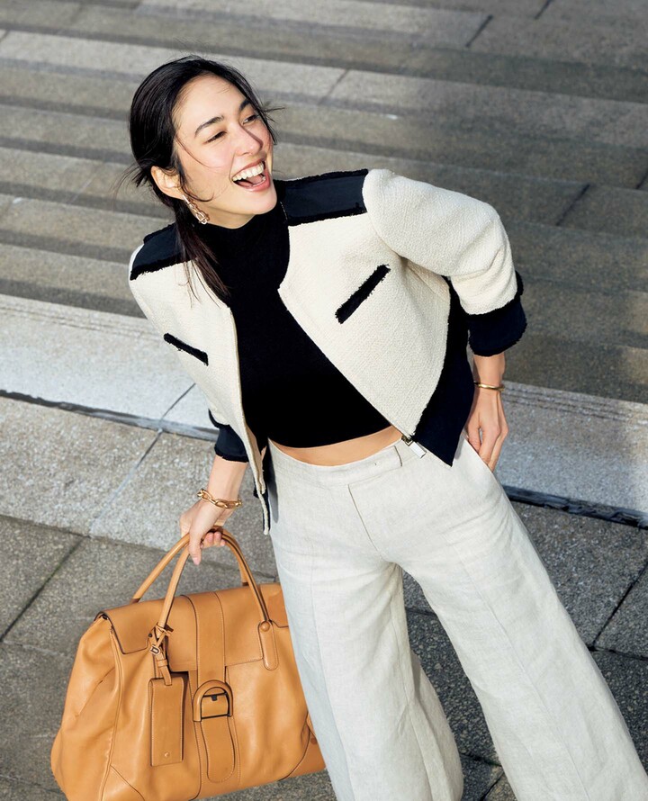 「マックスマーラ」のノーカラージャケットを着用したモデルの立野リカさん