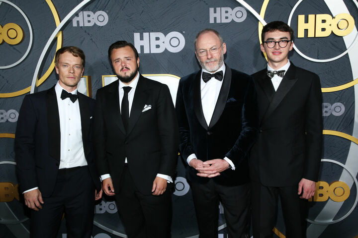 左から、アルフィー・アレン、ジョン・ブラッドリー、リアム・カニンガム、アイザック・ヘンプステッド=ライト。