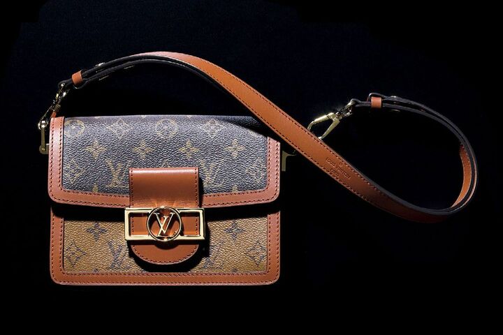 バッグ『ミニ・ドーフィーヌ』［縦18×横21×マチ8cm］￥288,000（ルイ・ヴィトン）　[Precious2019年4月号122ページ] 　