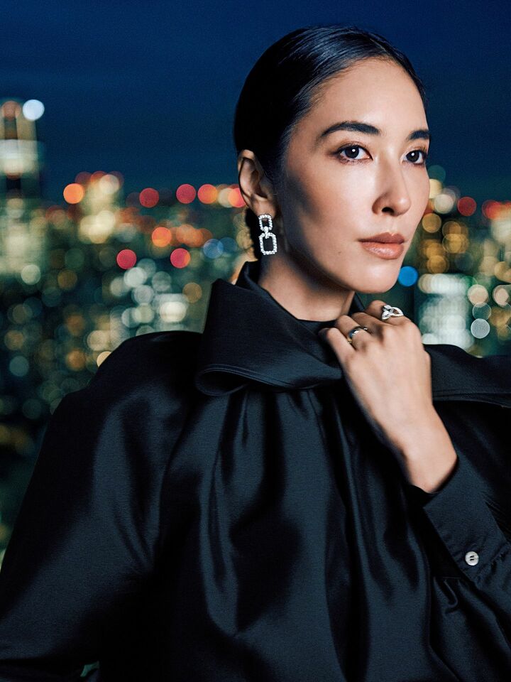 「ハリー・ウィンストン」のダイヤモンドジュエリーを纏ったモデルの立野リカさん