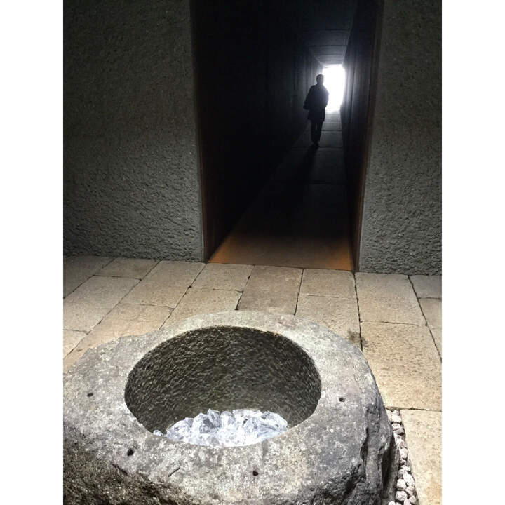 トンネルの中間地点には天井から光が入る場所があり、天の声が聞こえそうな幻想的気分に! まさに現代アートのテーマパーク!