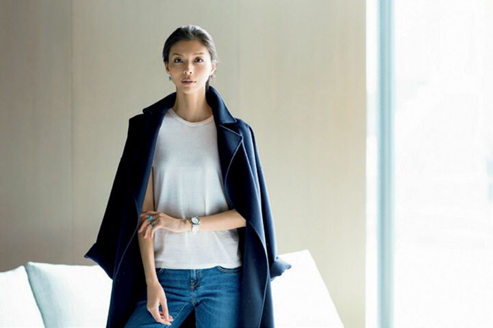 〝クルチアーニ〟のカシミアTシャツ￥56,000・〝ザ ハイアリン〟のコート￥290,000・〝シヴィリア〟のデニム￥27,000・〝スザンヌ カラン〟のピアス￥137,000・リング［ターコイズ］￥145,000・〝スティーブン デュエック〟のリング［シルバー］￥105,000（ストラスブルゴ）　時計￥630,000（ソーウインド ジャパン〈ジラール・ペルゴ〉）