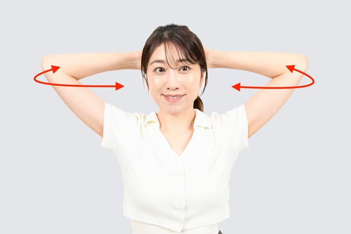 両手を頭の後ろに置いて、肘を前後に動かし胸を開く