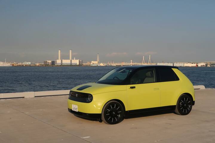 Honda eは後輪軸の少し後ろにモーターを積み、後輪で走る。前輪の切れ込みに優れ、軽自動車をも凌ぐ小回り性能。細い道でも不安はない。