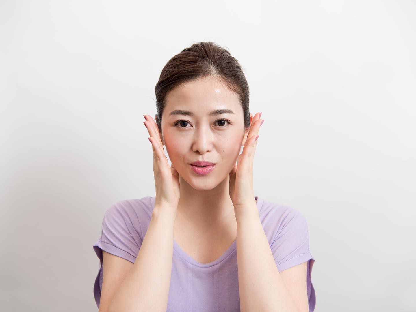 グと発声して、口を閉じている女性