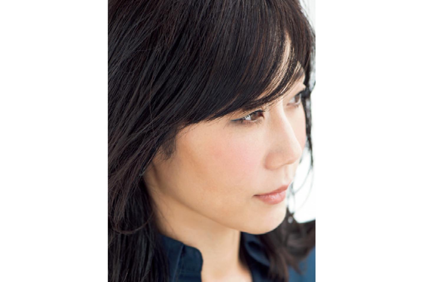 前髪の幅を狭めにとり、サイドとつながる毛を多めにつくる。毛流れが出やすいようにしておくことで隙間が生まれ、卵形に近づく。