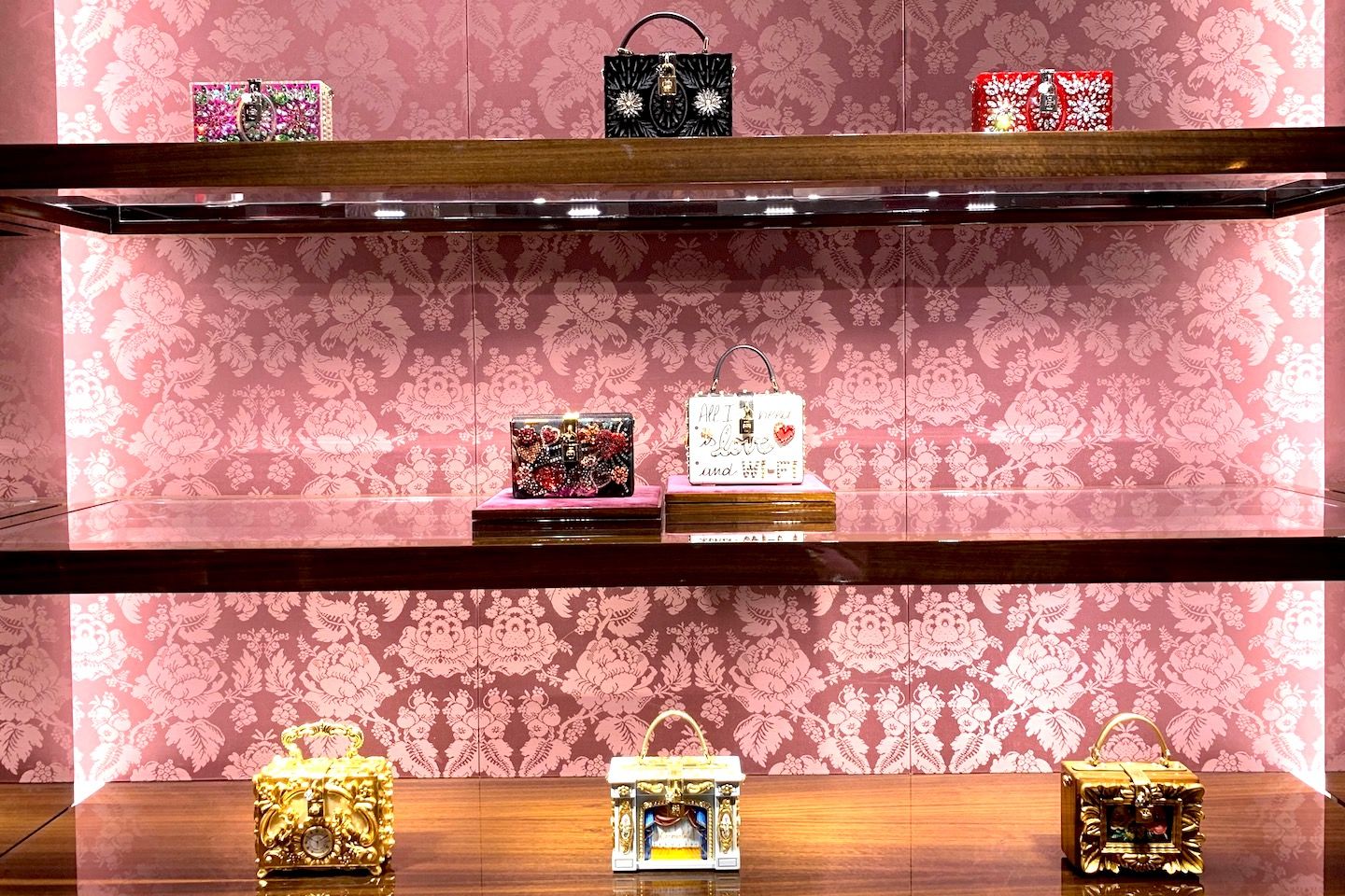 スクエア型のハンドバッグ「DOLCE BOX」のセレクションもお見事! タイミングによっては、他では手に入らない、幻のデザインと出合えるかも……。