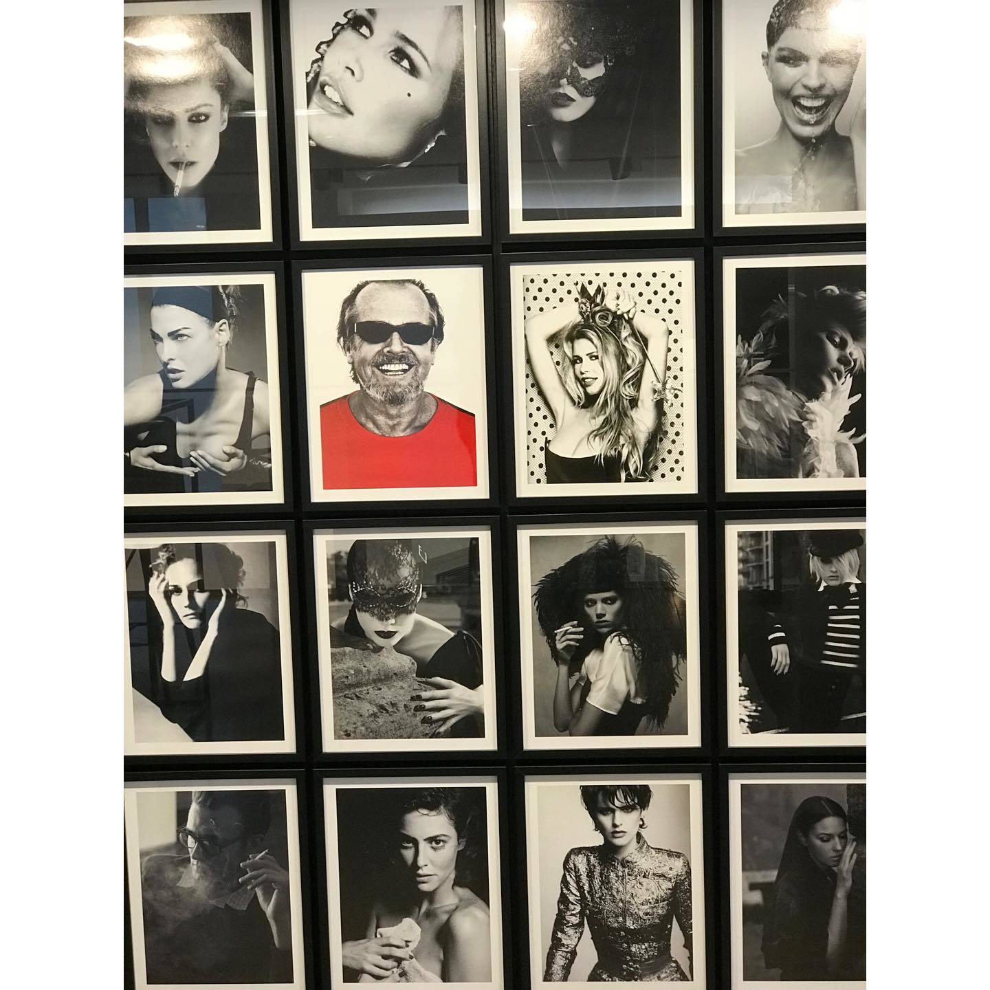 店の奥ではカール・ラガーフェルドの写真展を開催。モノクロ写真群の中に一枚だけ赤いシャツのジャック・ニコルソンというのが洒落ています。